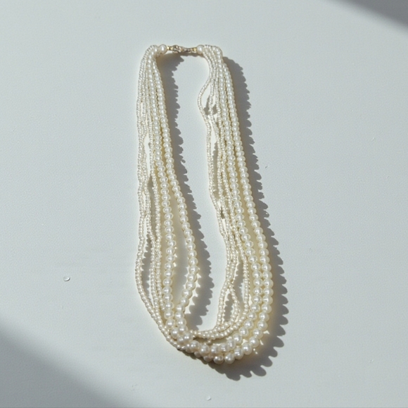 Elegant Faux Pearl Necklace - Picture 2 of 5